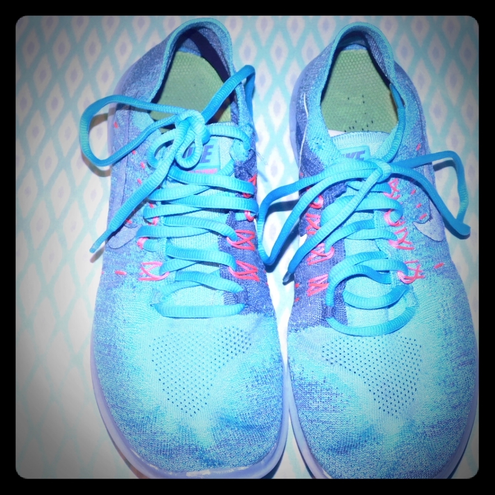 Womens Mesh Nikes Size 8